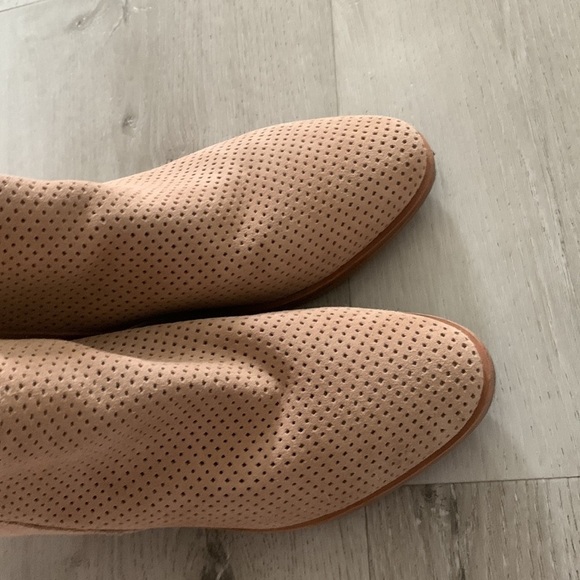 Dolce Vita laser cut booties back zipper size 8.5 camel tan suede leather - Picture 2 of 12